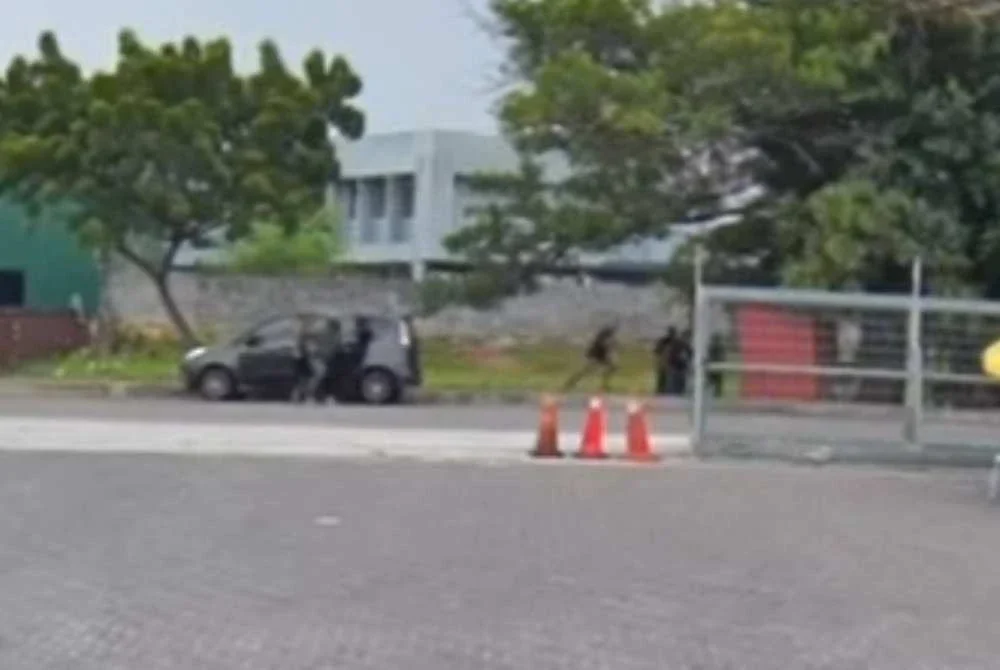 Rakaman video memaparkan situasi tegang apabila beberapa individu dilihat berlari di lokasi berkenaan.