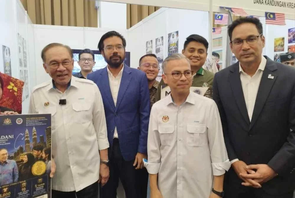 Perdana Menteri turut meluangkan masa mengunjungi reruai MBWP bersama Menteri Komunikasi, Datuk Fahmi Fadzil dan Pengerusi Finas, Datuk Hans Isaac (kanan).