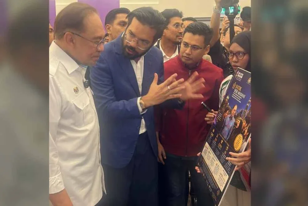 Khairul Rizam menerangkan kepada Perdana Menteri bahan visual dan kertas cadangan yang dibangunkan MBWP.