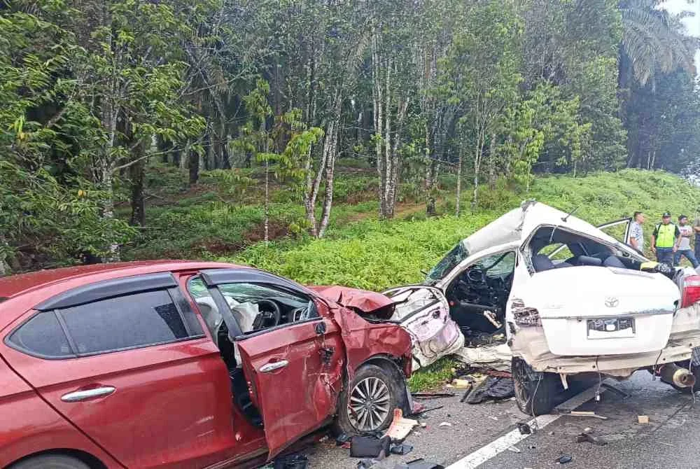 Tiga individu maut selepas dua kenderaan bertembung dalam kemalangan di Jalan Jemaluang pada Selasa.