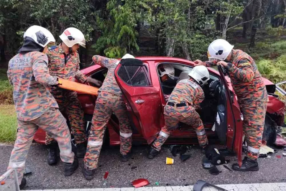 Anggota bomba mengeluarkan mangsa dalam kemalangan dua kenderaan di Jalan Jemaluang.