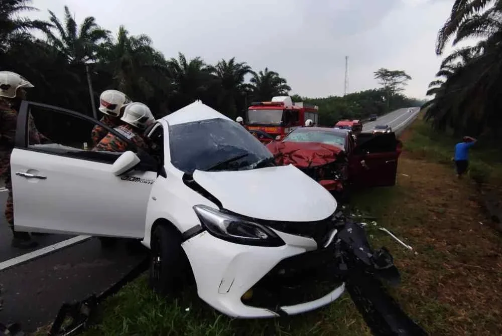 Pasukan bomba menjalankan operasi mengeluarkan mangsa yang tersepit.