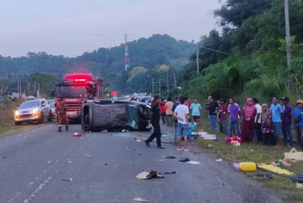 Enam mangsa terlibat berada di luar kenderaan, dipercayai tercampak keluar.