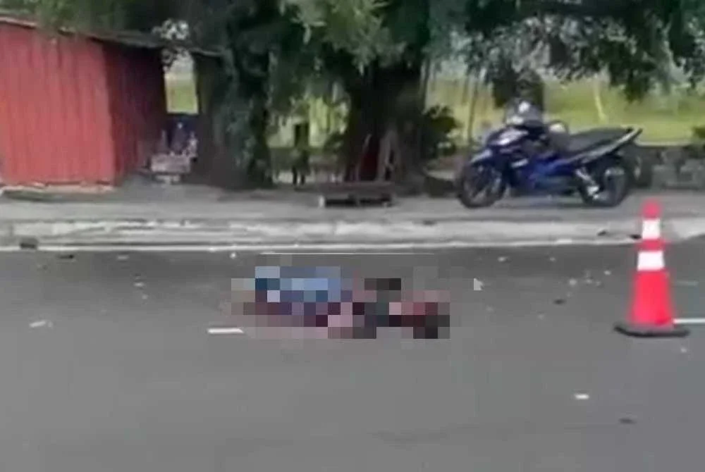 Tangkap layar video tular memaparkan salah seorang individu terbaring di atas jalan.