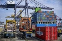 MOF, JKDM dan Petronas digesa memberikan penjelasan bersama berhubung aspek kawal selia serta percukaian kargo petroleum yang dikendalikan menerusi prosedur pengikraran K8. - Gambar hiasan