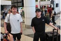 Aaron (kanan) dan Wooi Yik sejurus tiba dari New Delhi di KLIA, Sepang pada Selasa. - Foto: Bernama