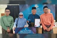 Norzan ditemani keluarga hadir menerima Anugerah Tokoh Maulidur Rasul sempena Majlis Sambutan Maulidur Rasul Peringkat Negeri Pahang 1448H/2026.