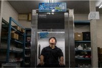 Konishi berehat dalam 'peti sejuk manusia' di gudang syarikat di Higashiosaka, Osaka. Foto AFP