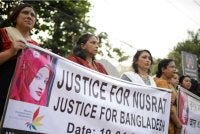 Penunjuk perasaan menuntut keadilan untuk Nusrat di Dhaka, Bangladesh pada 19 April 2019. Foto fail AP