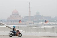 Pemandangan di sekitar Putrajaya kabur berikutan jarak penglihatan terjejas akibat jerebu yang melanda pada Selasa. Foto: Bernama