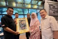Presiden CiJA, Safeek Affendy (kiri)menyampaikan cenderamata kepada Ayob Khan dan Zalena pada Selasa.