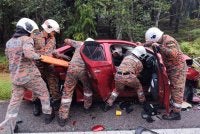 Anggota bomba mengeluarkan mangsa dalam kemalangan dua kenderaan di Jalan Jemaluang.