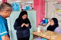 Nasrul (kiri) melawat salah seorang mangsa yang dirawat di Hospital Melaka. Foto Threads tourismmelakaofficial