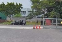 Rakaman video memaparkan situasi tegang apabila beberapa individu dilihat berlari di lokasi berkenaan.
