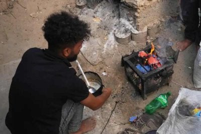 Penduduk menggunakan bahan mudah terbakar yang dikutip dari tapak pelupusan sampah sebagai bahan api untuk memasak di Deir al-Balah, tengah Gaza.