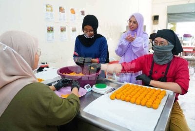 Sulaiha kini mampu menggajikan pekerja dan beroperasi di premis yang dijadikan kilang bagi proses pengeluaran 13 jenis manisan India. FOTO: Mohd Halim Abdul Wahid 