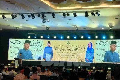 Sultan Nazrin ketika menyampaikan titah sempena Majlis Sambutan Maulidur Rasul 1448H Peringkat Negeri Perak Darul Ridzuan di Pusat Konvensyen Casuarina, pada Selasa.