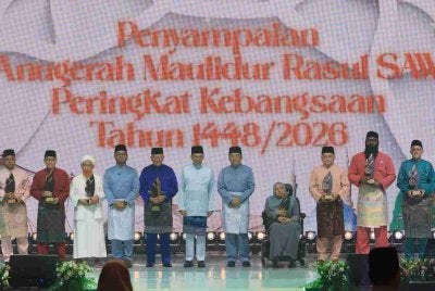 Anwar (enam, kiri) bergambar bersama para penerima Anugerah Tokoh Maulidur Rasul pada Sambutan Maulidur Rasul Peringkat Kebangsaan Tahun 1448H/2026M di Universiti Putra Malaysia (UPM), pada Rabu. Foto Bernama