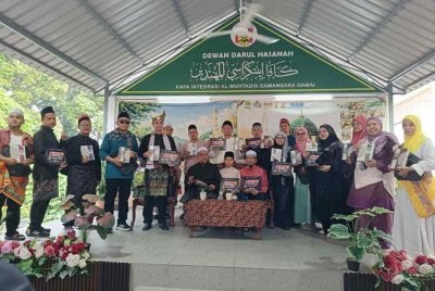 Fazrul (duduk, kanan) dan Abdul Nasir (duduk, kiri) bergambar bersama wakil kepada 14 kontinjen komuniti menyertai perarakan.