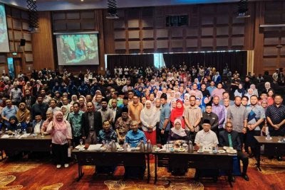 Ahmad Zahir (duduk dua dari kiri) bergambar bersama peserta wacana intelektual bertajuk Realiti dan Persepsi: Jangan Mempolitikkan Tabung Haji di sini pada Selasa.