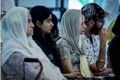 Isteri mendiang bekas kapten dan jurulatih skuad hoki lelaki kebangsaan, Sarjit Singh, Kulwant Kaur (dua, kanan) bersama anak-anak ketika sesi penghormatan terakhir di Shamshan Bhoomi Wake Hall, Jalan Loke Yew, pada Selasa. Foto Bernama 