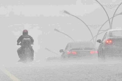 MetMalaysia mengeluarkan amaran ribut petir, hujan lebat dan angin kencang di 10 negeri serta Wilayah Persekutuan Kuala Lumpur, Putrajaya dan Labuan hingga jam 5 petang ini.