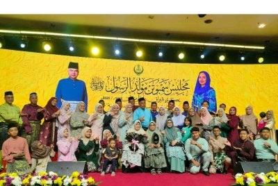 Yang (duduk, tengah) bersama sebahagian ahli keluarga yang hadir bagi meraikan kejayaan menerima Anugerah Keluarga Ammar bin Yasir (Tokoh Keluarga Mithali) sempena Sambutan Maulidur Rasul Peringkat Negeri Perak Tahun 1448H/2026M di Pusat Konvensyen Casuarina di sini pada Selasa.