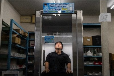 Konishi berehat dalam 'peti sejuk manusia' di gudang syarikat di Higashiosaka, Osaka. Foto AFP