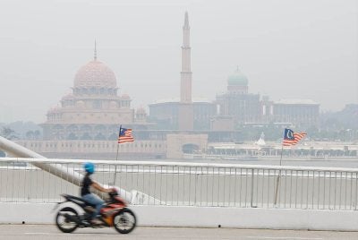Pemandangan di sekitar Putrajaya kabur berikutan jarak penglihatan terjejas akibat jerebu yang melanda pada Selasa. Foto: Bernama