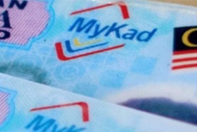 JPN kini sedang melaksanakan peralihan daripada struktur MyKad sedia ada kepada kad pengenalan generasi baharu. Foto hiasan