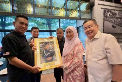 Presiden CiJA, Safeek Affendy (kiri)menyampaikan cenderamata kepada Ayob Khan dan Zalena pada Selasa.