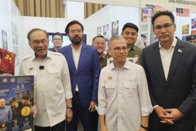 Perdana Menteri turut meluangkan masa mengunjungi reruai MBWP bersama Menteri Komunikasi, Datuk Fahmi Fadzil dan Pengerusi Finas, Datuk Hans Isaac (kanan).