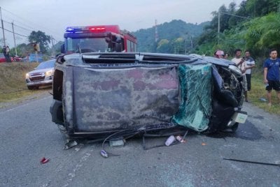 Tiga sekeluarga maut manakala tiga lagi individu cedera selepas kenderaan jenis Perodua Viva yang dinaiki mereka terbabas di Kampung Sungai Atas pada Selasa.
