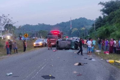 Kejadian itu menyebabkan pemandu dan dua lagi penumpang meninggal dunia di lokasi.