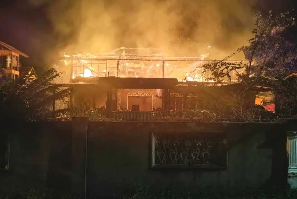 Keadaan sebuah rumah yang hangus dalam kebakaran di Kampung Tok Jembal, Kuala Nerus, awal pagi Rabu.