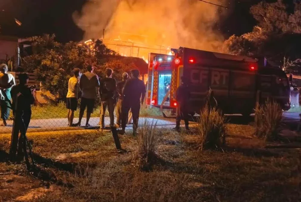 Anggota bomba berusaha memadamkan kebakaran melibatkan sebuah rumah di Kampung Tok Jembal, Kuala Nerus awal pagi Rabu.