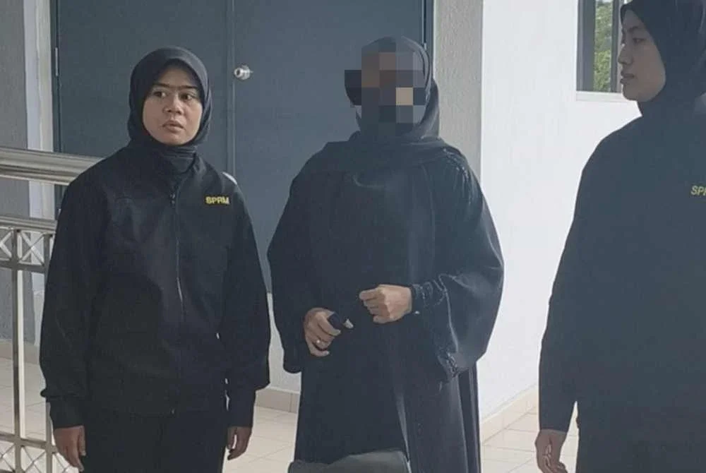 Seorang wanita yang juga setiausaha NGO turut berdepan pertuduhan sama tiba di Mahkamah Sesyen Seremban pada Rabu.