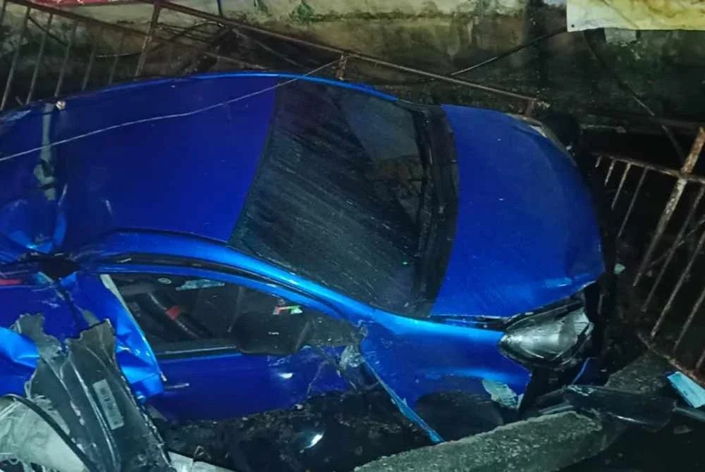 Keadaan salah sebuah kereta remuk selepas terlibat kemalangan.