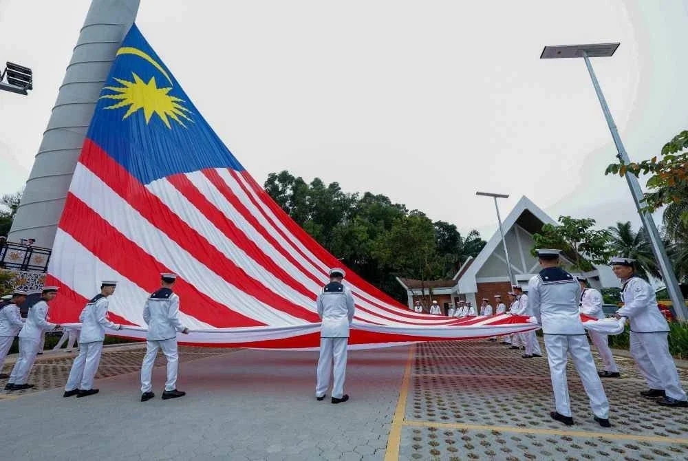 Bintara Panji-Panji TLDM menaikkan bendera gergasi bersaiz 15 meter x 30 meter di tiang bendera setinggi 120 meter di Dataran Selangor di sini pada Rabu.