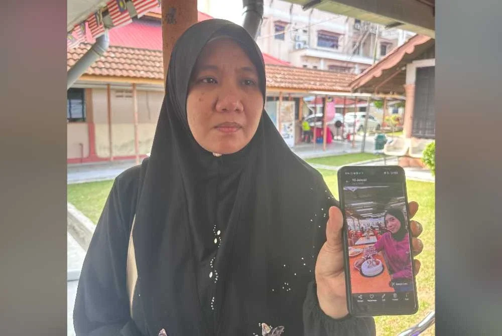 Siti Aishah Hamdan menunjukkan gambar Nur Fatin Nabilah yang mait dalam kemalangan melibatkan dua kereta di Jalan Johor Bahru - Mersing pada Selasa.