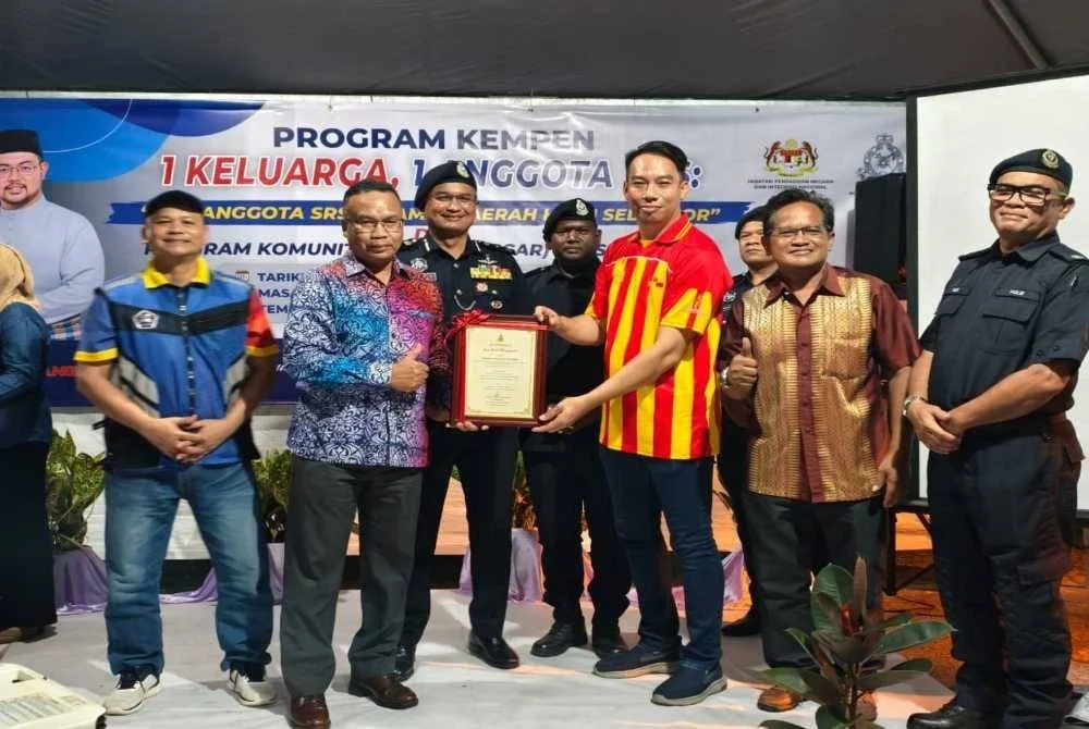 Wakil Pejabat Penyelaras Dewan Undangan Negeri (DUN) Batang Kali, Shah Ikram Idris (tiga dari kanan) menyampaikan penghargaan bagi anugerah 'Jasa Bakti Masyarakat' kepada Mohd Kamal (dua dari kiri) sambil diperhatikan Mohamad Fakhrudin (tiga dari kiri) pada program berkenaan.