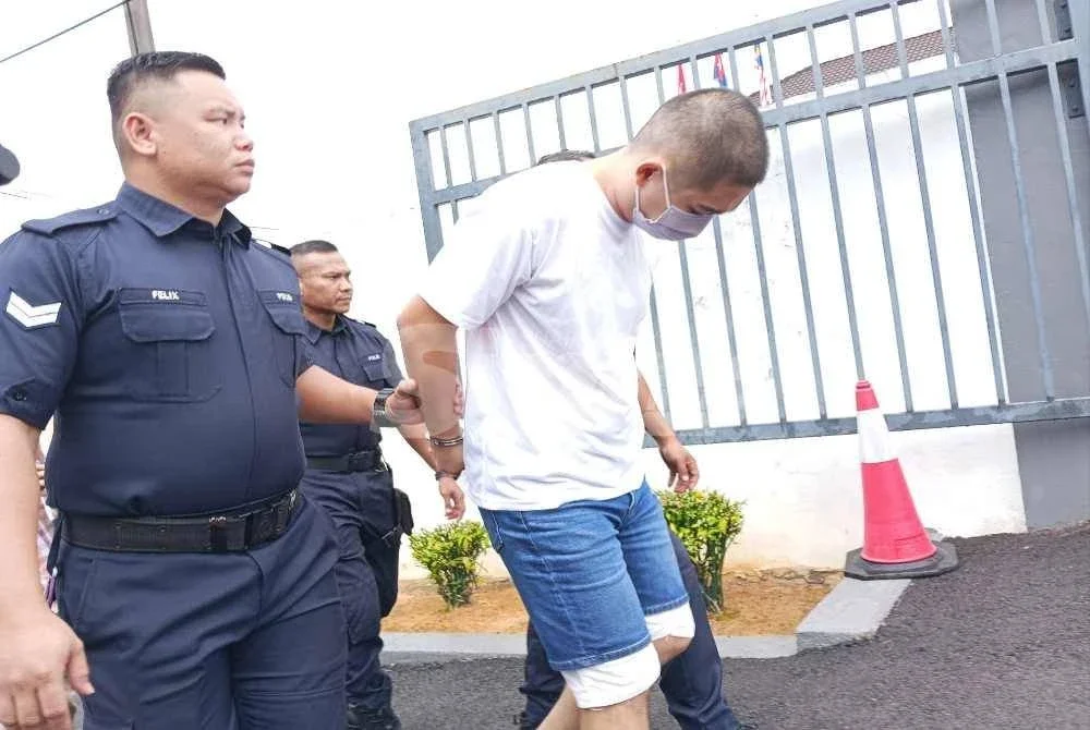 How Han Wei, 33, didakwa di Mahkamah Sesyen Kluang atas pertuduhan memiliki sepucuk pistol tanpa kebenaran.