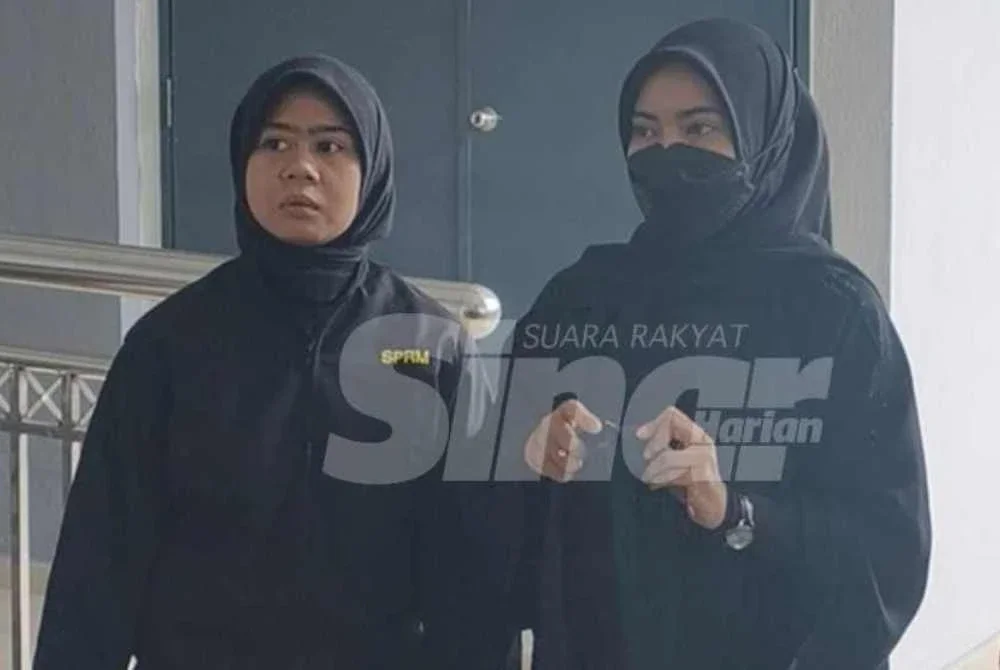 Noor Sahira dibawa keluar dari mahkamah oleh pegawai SPRM.