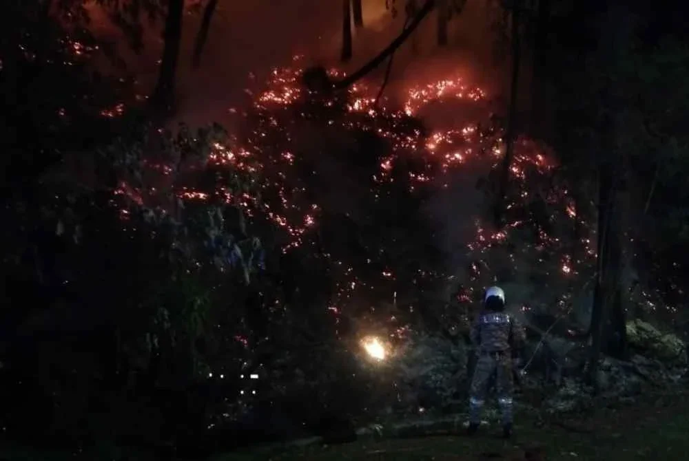 BBP Puchong memadamkan kebakaran hutan di Bandar Puchong Jaya pada Selasa.