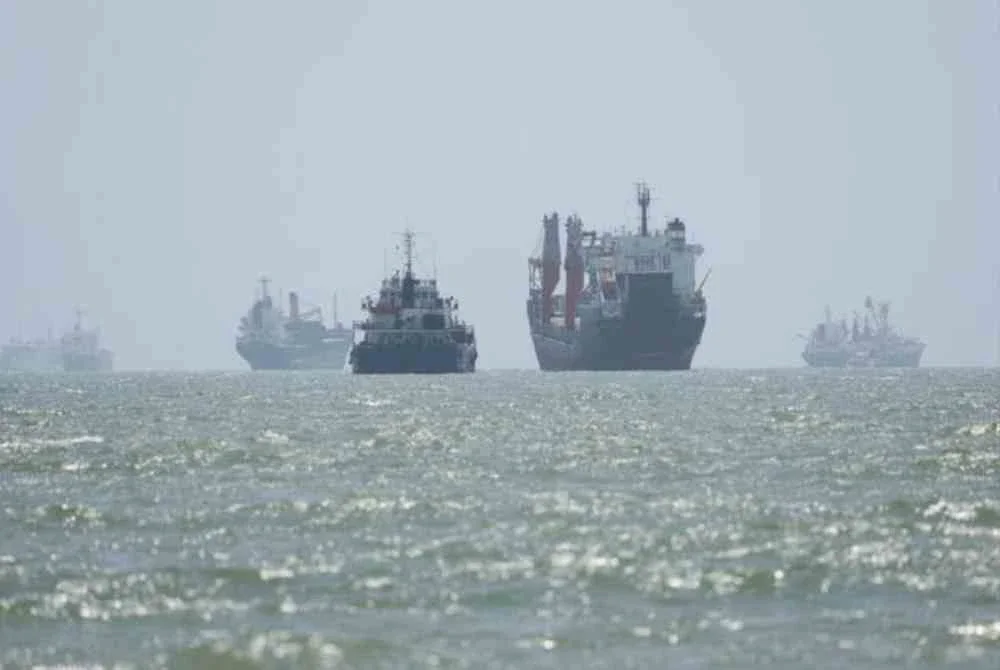 Data terbaharu menunjukkan lima buah kapal komoditi melalui Selat Hormuz pada Selasa berbanding purata 15 kapal dalam tempoh 10 hari lalu. Foto Agensi