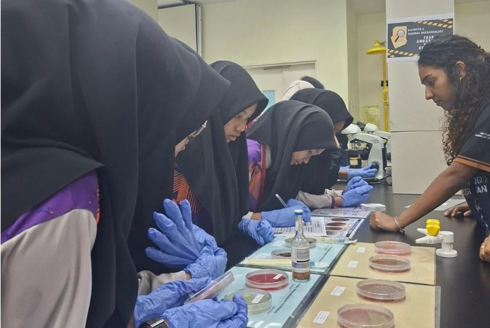 Demonstrasi Mikrobiologi oleh pelajar PhD di Fakulti Perubatan UKM. Peserta belajar mengenai pelbagai jenis bakteria dan cara untuk membiak dan mengenal pastinya.