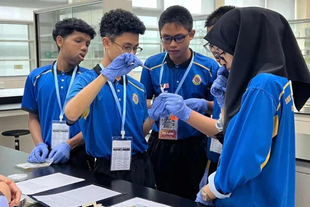 Peserta berpeluang membuat eksperimen makmal secara langsung.