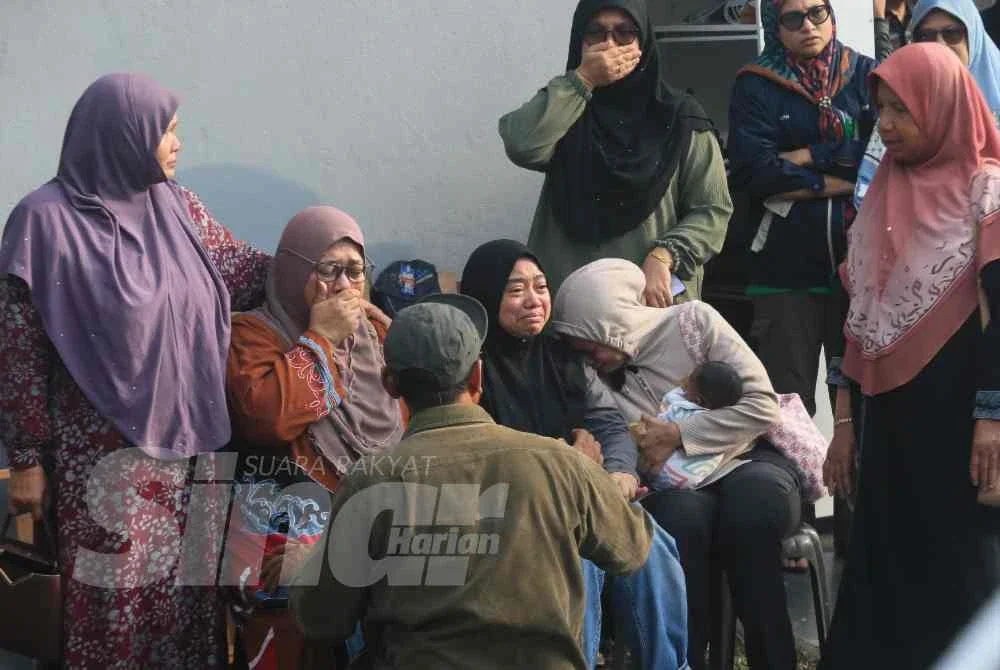 Keluarga mangsa tidak dapat menahan sebak ketika ditemui di Jabatan Forensik Hospital Sultan Zainal Abidin (HoSZA) pada Rabu.