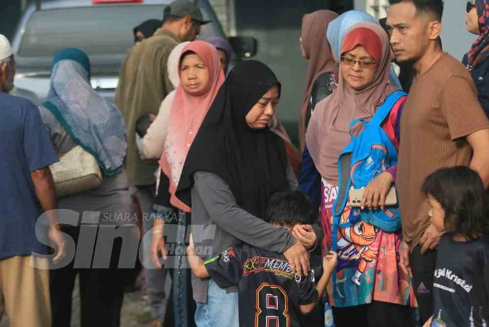Keluarga mangsa yang hadir di Jabatan Forensik Hospital Sultan Zainal Abidin (HoSZA) pada Rabu.