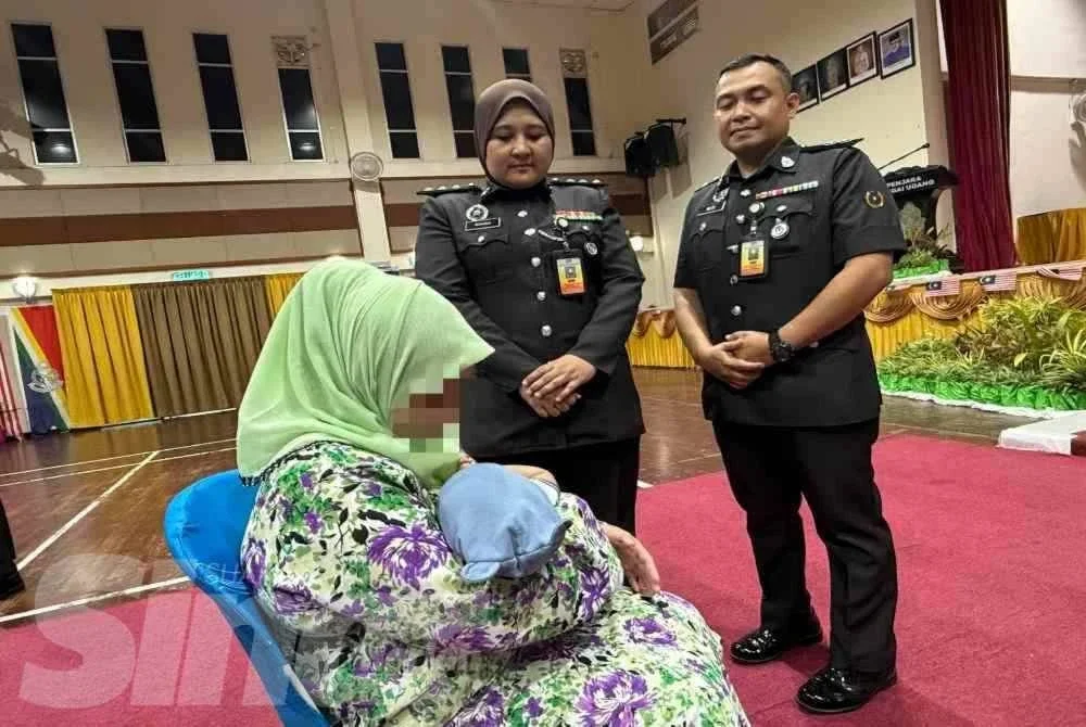 Nor memangku bayi lelaki yang dilahirkan ketika menjalani hukuman dalam penjara atas kesalahan mengedar dadah.
